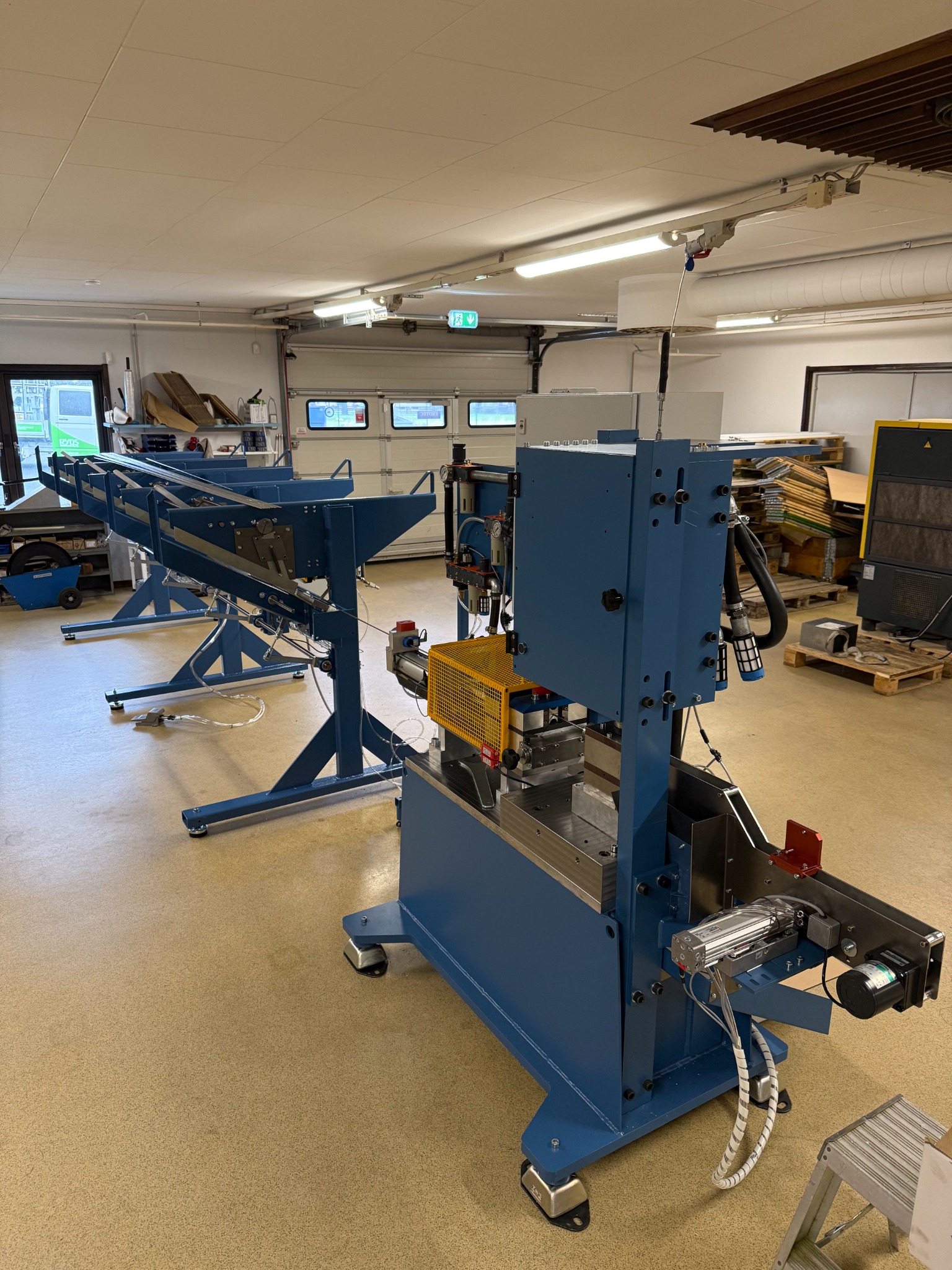 Exotec machine for industrial high-speed impact cutting.