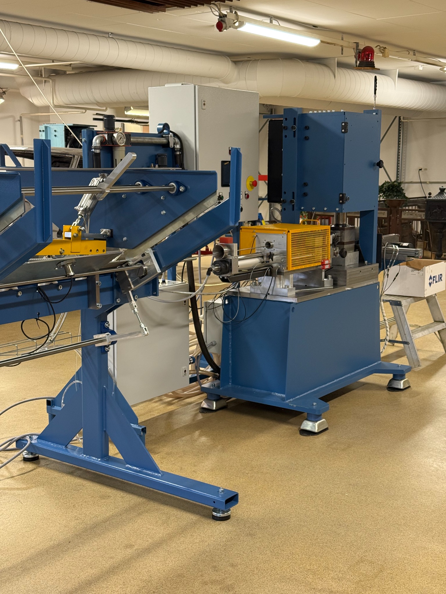 Exotec machine with material feeding