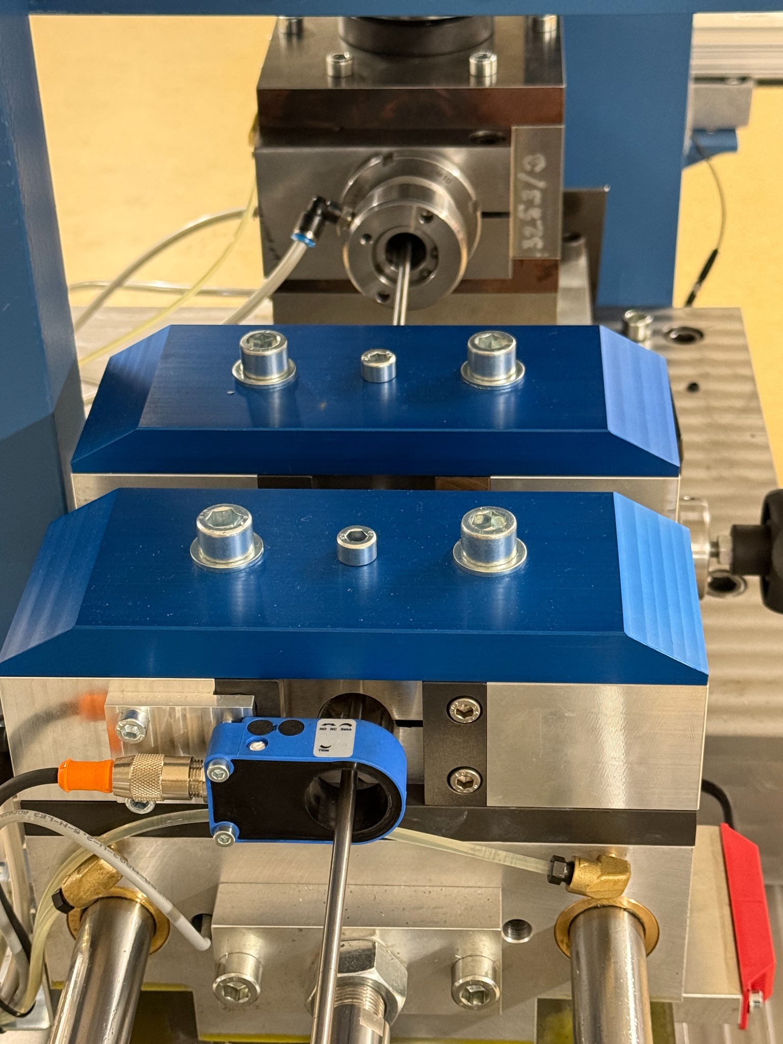 Feeding and cutting unit